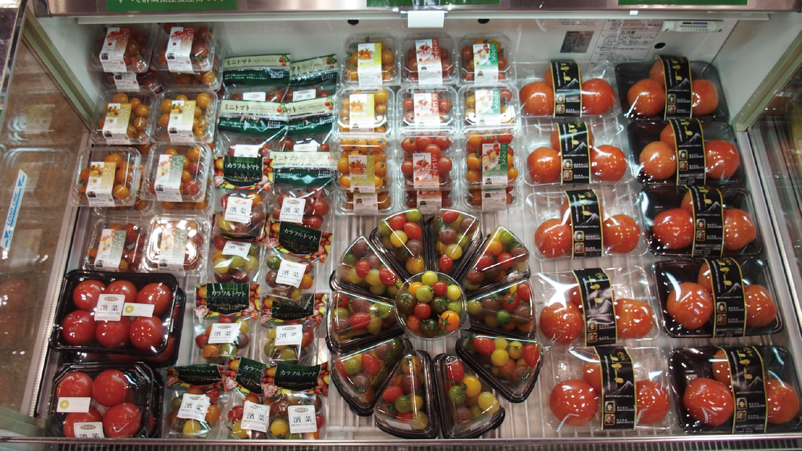 青果コーナーのトマトたち